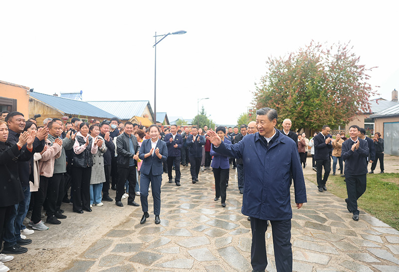 9月6日至8日，中共中央總書記、國家主席、中央軍委主席習(xí)近平在黑龍江考察。這是6日下午，習(xí)近平在大興安嶺地區(qū)漠河市北極村考察時(shí)，向當(dāng)?shù)厝罕姄]手致意。