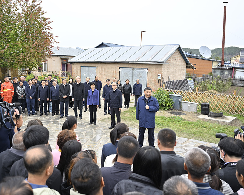 9月6日至8日，中共中央總書記、國家主席、中央軍委主席習(xí)近平在黑龍江考察。這是6日下午，習(xí)近平在大興安嶺地區(qū)漠河市北極村考察時(shí)，同當(dāng)?shù)厝罕娪H切交流。