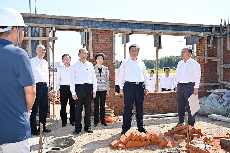 9月6日至8日，中共中央總書記、國家主席、中央軍委主席習(xí)近平在黑龍江考察。這是7日上午，習(xí)近平在遭受洪澇災(zāi)害的哈爾濱尚志市老街基鄉(xiāng)龍王廟村，察看水毀房屋重建情況。